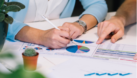 Personas revisando un reporte financiero